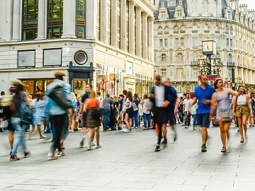 In Italia, secondo Savills, nel primo semestre 2025 il settore retail ha registrato 1.150 milioni di euro di investimenti