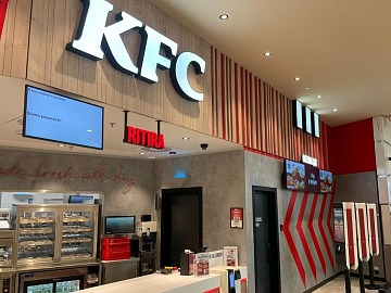 Il bancone del nuovo locale KFC Italia al Centro commerciale Punta di Ferro di Forlì