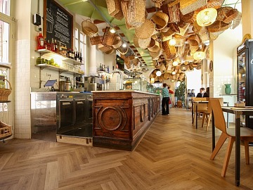 Il pavimento realizzato con Alpha Vinyl di Quick-Step all'interno di California Bakery