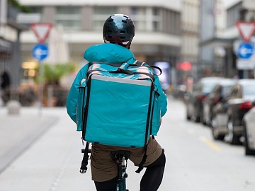 In totale sono circa 20.000 i rider che consegnano per Deliveroo in Italia