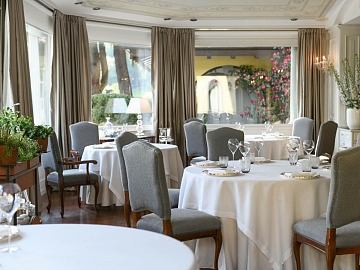 Una parte della sala di Da Vittorio, ristorante tre stelle Michelin della famiglia Cerea