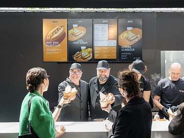 Philippe Starck (a sinistra) e Raffaele Alajmo (a destra) protagonisti del format Amor al Salone del Mobile di Milano