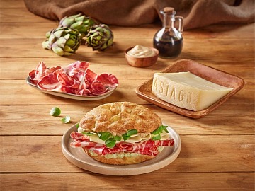 Il nuovo panino Piacenza 1714 di Autogrill con i Consorzi della Fondazione Qualivita