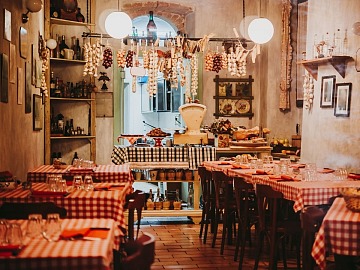 Sono oltre 320mila le aziende di ristorazione attive in Italia fra bar, ristoranti, banqueting e catering