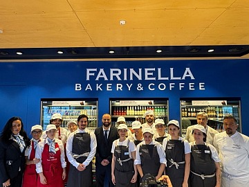 Il team Farinella nel punto vendita della Stazione di Milano Garibaldi