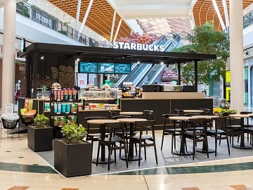Il chiosco Starbucks all'interno del Centro commerciale Il Leone di Lonate del Garda