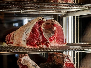 La carne dry aged si ottiene in un frigo tra 0 e 4° C con un umidità tra l’80 e il 90% e può durare massimo 90 giorni