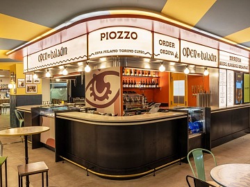 Il bancone del rinnovato Open Baladin all'Aeroporto di Torino