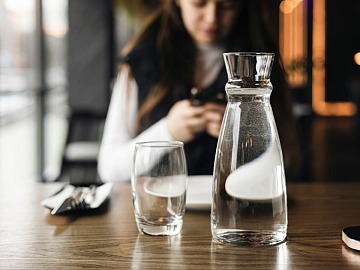 Solo il 24% dei consumatori preferisce l'acqua microfiltrata al ristorante