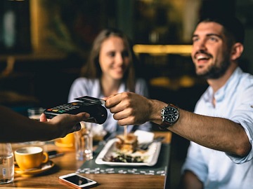 Secondo i dati SumUp, i pagamenti cashless a livello europeo crescono anche in bar e club (+35,1%)