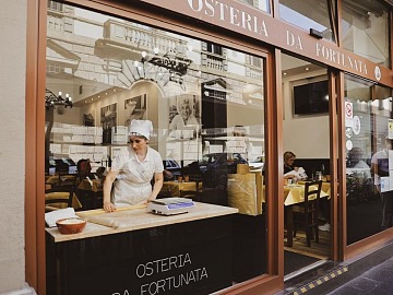 La vetrina con la lavorazione della pasta a vista, marchio di fabbrica di Fortunata anche a Firezne