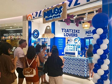 La fila in occasione del taglio nastro di Milos al Wow Side Shopping Center di Roma
