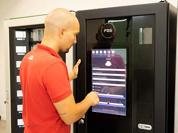 Un operatore di fronte a una vending machine Fas International