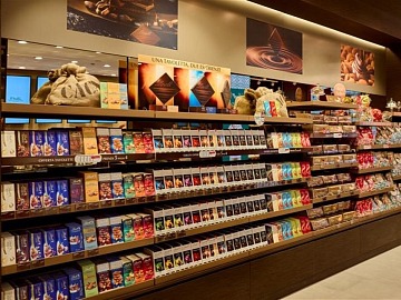 La proposta di cioccolata premium all'interno del nuovo negozio Lindt a Genova