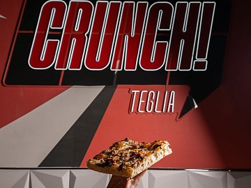 Crunch Teglia è lo spin-off di Crunch, pizzeria nata nell'autunno 2021 a Roma