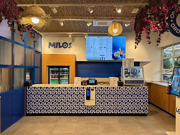 Il bancone principale di Milos Greek Food