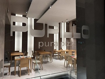 L'insegna e la sala moderna di Pupillo Pura Pizza a Latina