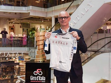 Andrea Cipolloni, ceo di Eataly, con la Maglia Bianca del Giro d'Italia