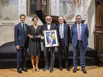 Lara Gilmore e Massimo Bottura al centro della foto durante la premiazione dell'Avolta Legend Award
