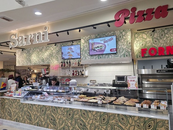 Il bancone principale del nuovo locale Sarni Ristorazione nel Centro commerciale Il Parco