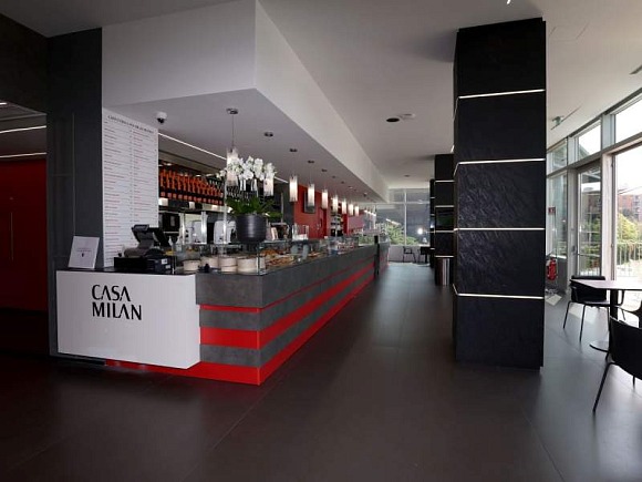 L'area bar del Bistrot Casa Milan, ora gestito da Iper La grande i