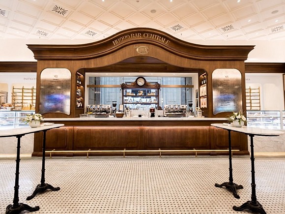 Cova porta l'alta pasticceria alla Stazione Centrale di Milano Il bancone del Nuovo Bar Centrale della Pasticceria Cova alla Stazione Centrale di Milano