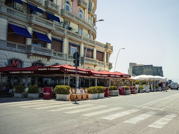 Il ristorante Mammina sul lungomare di Napoli