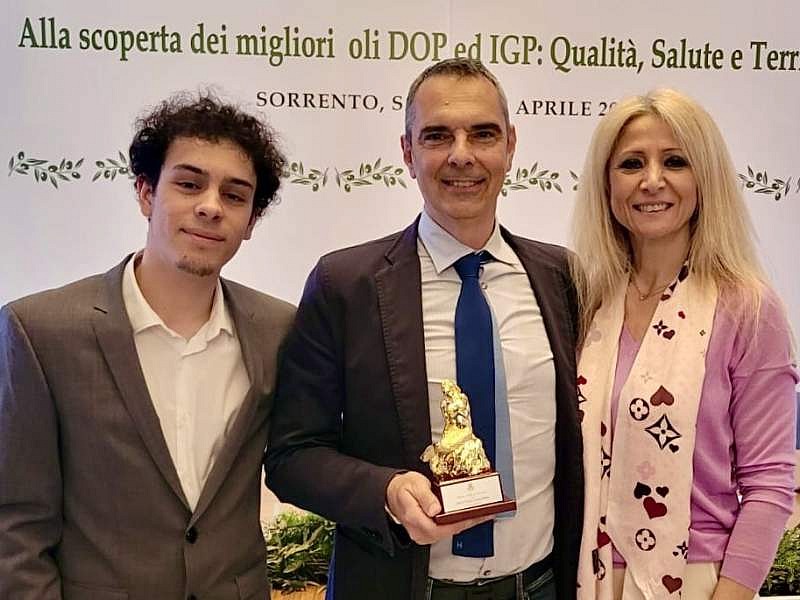 Il premio Sirena d'Oro 2023 consegnato dalla città di Sorrento al Toscano Igp di Frantoio Franci