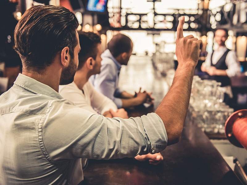 In bar, ristoranti e locali mancano 124mila lavoratori per il mese di giugno secondo Fipe
