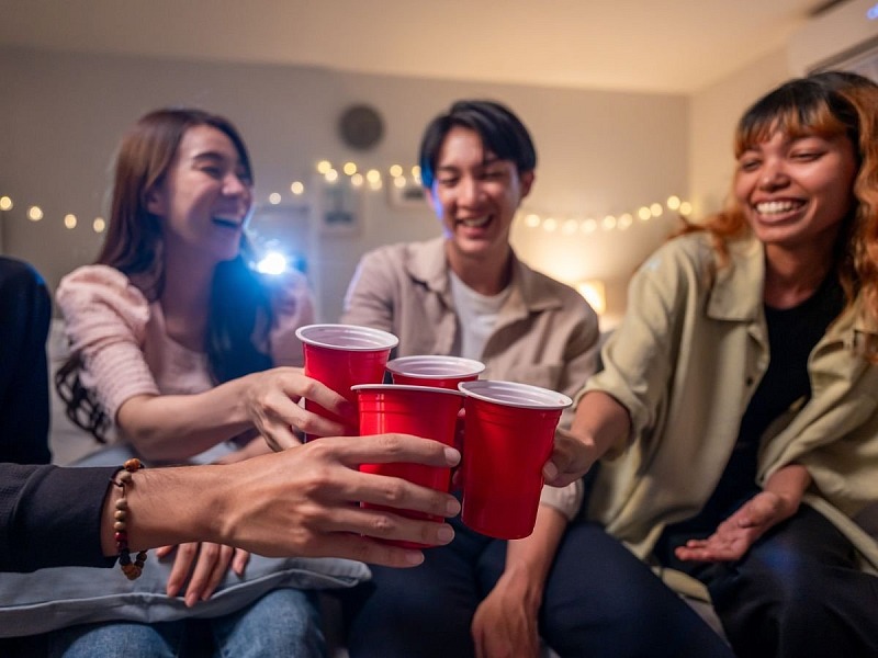 Secondo la ricerca Schweppes solo il 36% dei giovani Gen Z organizza serate fuoricasa