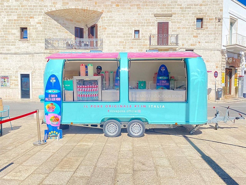 Il food truck di I Love Poke presente a Polignano a Mare con Red Bull