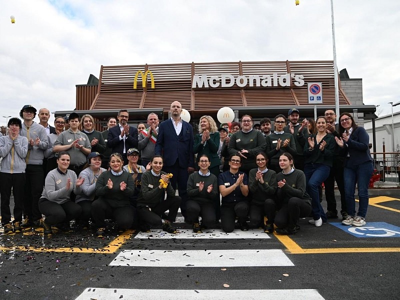 Il team del punto vendita McDonald's numero 800 in Italia