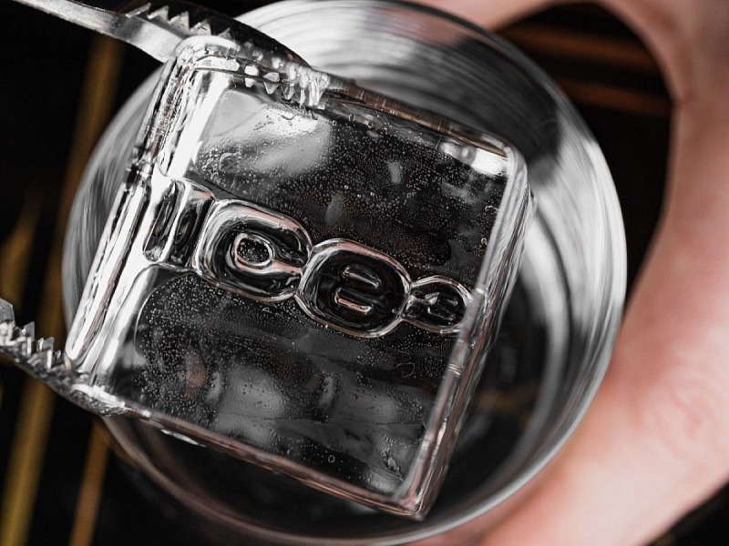 Grazie all'utilizzo dell'ossigeno attivo, OX-ICE di Ice Cube garantisce la sicurezza del ghiaccio alimentare