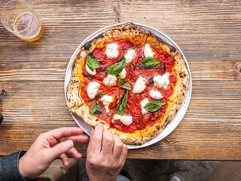 Il 62% degli italiani, secondo il sondaggio di Fratelli Coppola, mangia la pizza una volta alla settimana