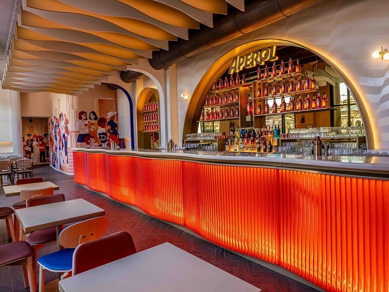 L'interno della rinnovata Terrazza Aperol a Milano