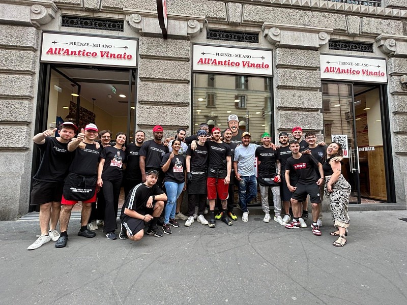 Tommaso Mazzanti con lo staff di un punto vendita All'Antico Vinaio