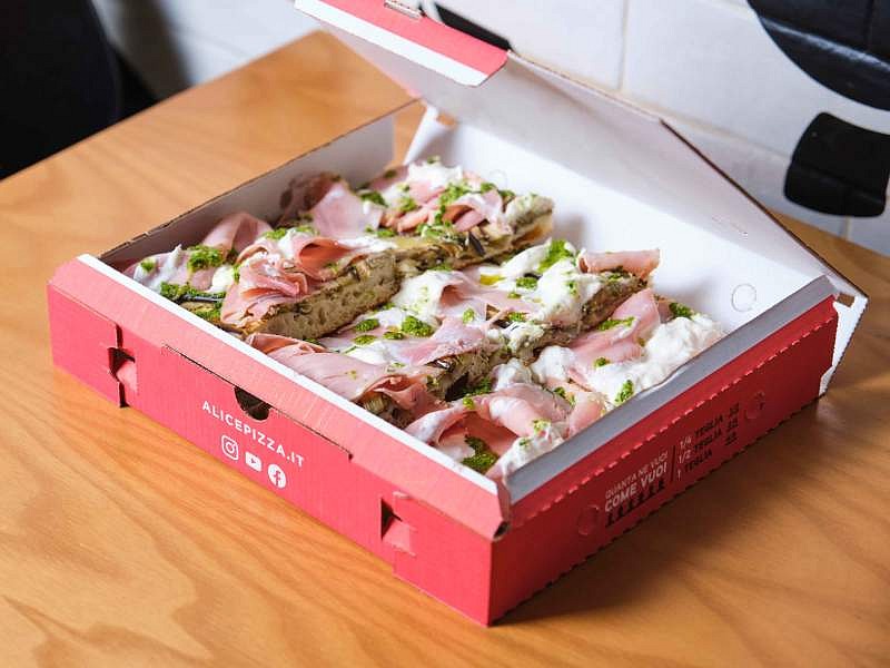La pizza dedicata alla primavera di Alice Pizza con prosciutto cotto Alta Qualità Gran Tenerone