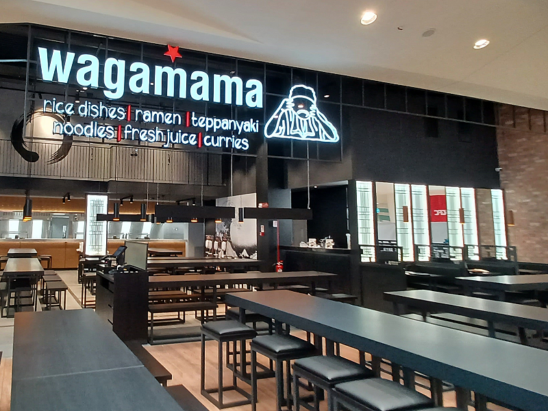 Il ristorante Wagamama nella food court del centro commerciale Fiordaliso