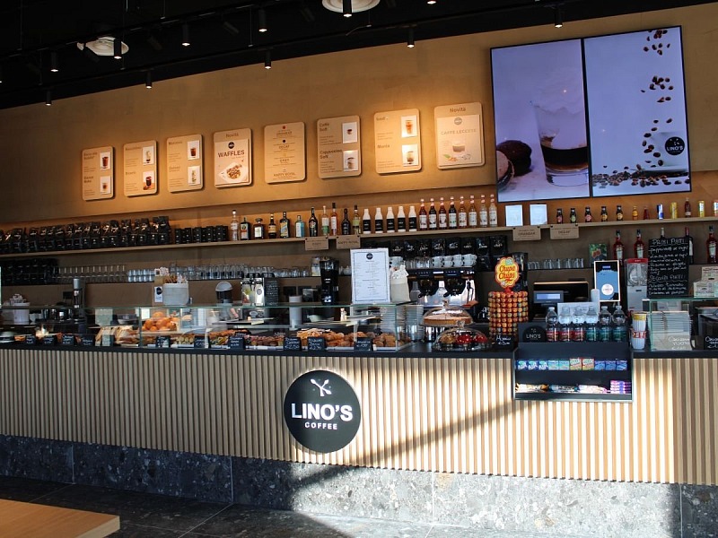 Il bancone di un punto vendita Lino's Coffee