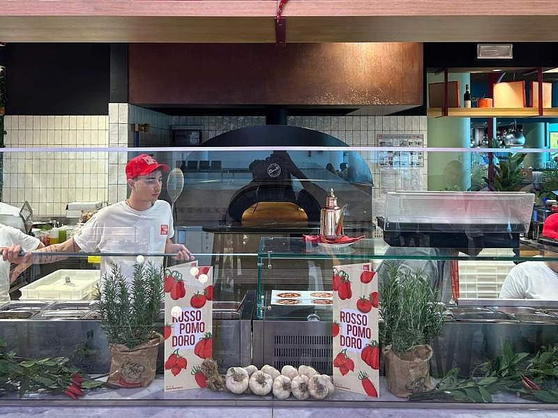 Il nuovo forno Rossopomodoro all'Aeroporto di Milano Linate