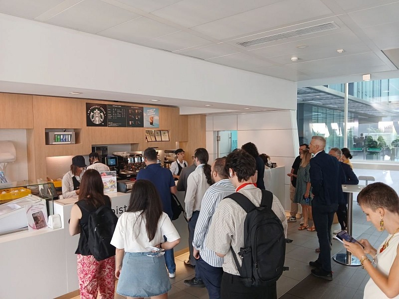 Il nuovo angolo caffetteria creato dalla partnership fra Nestlé Professional e Pellegrini negli uffici Dentsu a Milano