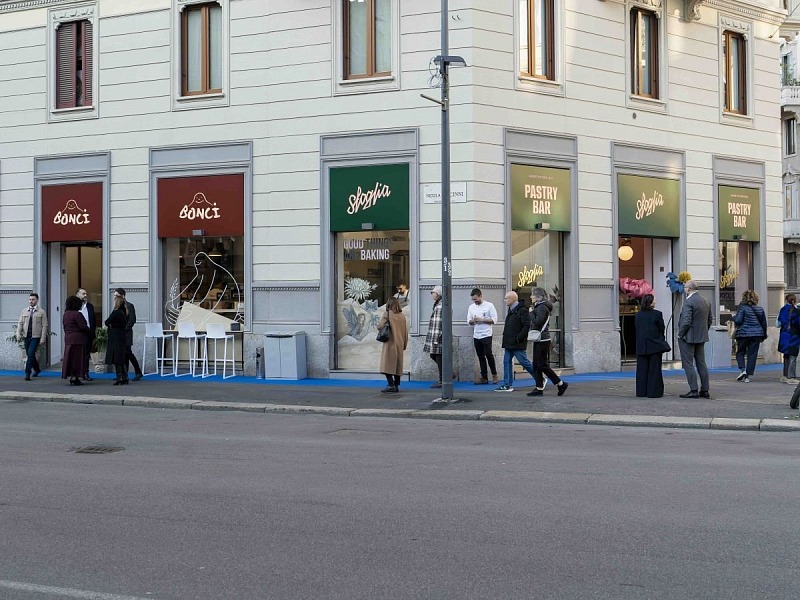 La doppia vetrina di Bonci Pizza in Teglia e Sfoglia Pastry Bar a Milano