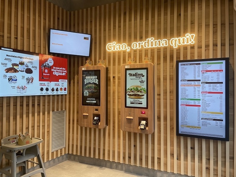 L'interno del nuovo Burger King in zona City Life a Milano