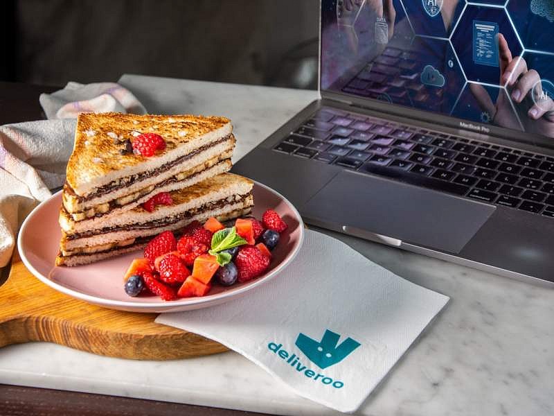 Il Quadrifoglio Toast realizzato con l'intelligenza artificiale e disponibile su Deliveroo