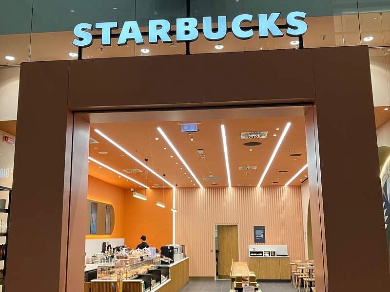 L'ingresso del nuovo Starbucks al Centro commerciale Adigeo di Verona