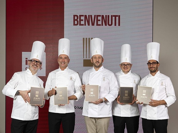 Ampi accoglie 5 nuovi maestri della pasticceria (66 in totale) I 5 nuovi maestri pasticceri di Ampi