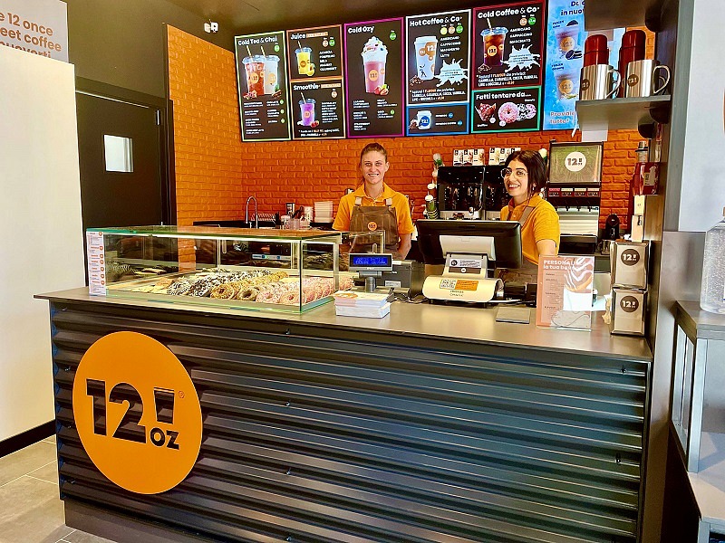 12oz apre alla stazione di Bologna Centrale: format agile per turisti e pendolari Alla stazione di Bologna Centrale apre un nuovo punto vendita 12oz
