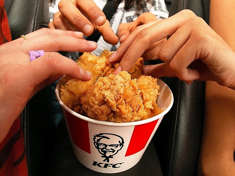 KFC cerca 256 dipendenti per sostenere la crescita del pollo fritto in Italia KFC scommette sul lavoro: 256 posizioni aperte in Italia