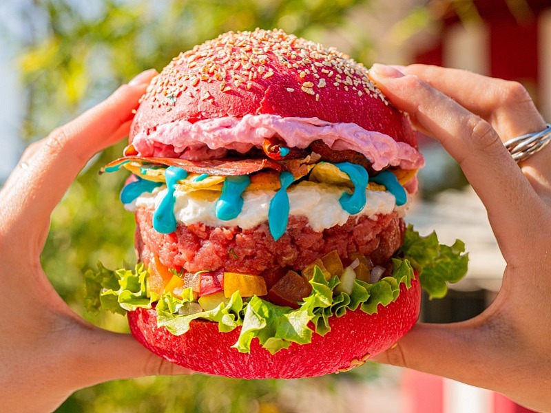 Pane & Trita festeggia l'Uniporco, hamburger di qualità italiana e pane rosa glitterato Pane & Trita celebra la carne con l'Uniporco, l'irriverente hamburger con pane rosa glitterato