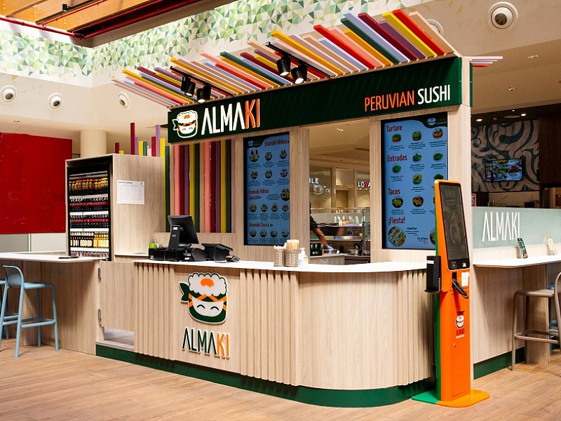 Almaki, i primi mesi della nuova uramakeria giapponese dai sapori peruviani Il nuovo Almaki all'interno del Centro commerciale Fiordaliso di Rozzano (MI)